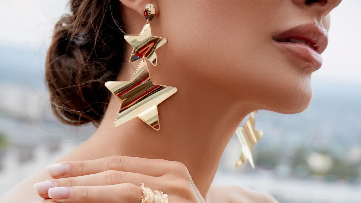 How to Pair Diamond Jewelry with Fedoras and Sunhats for a Chic Look