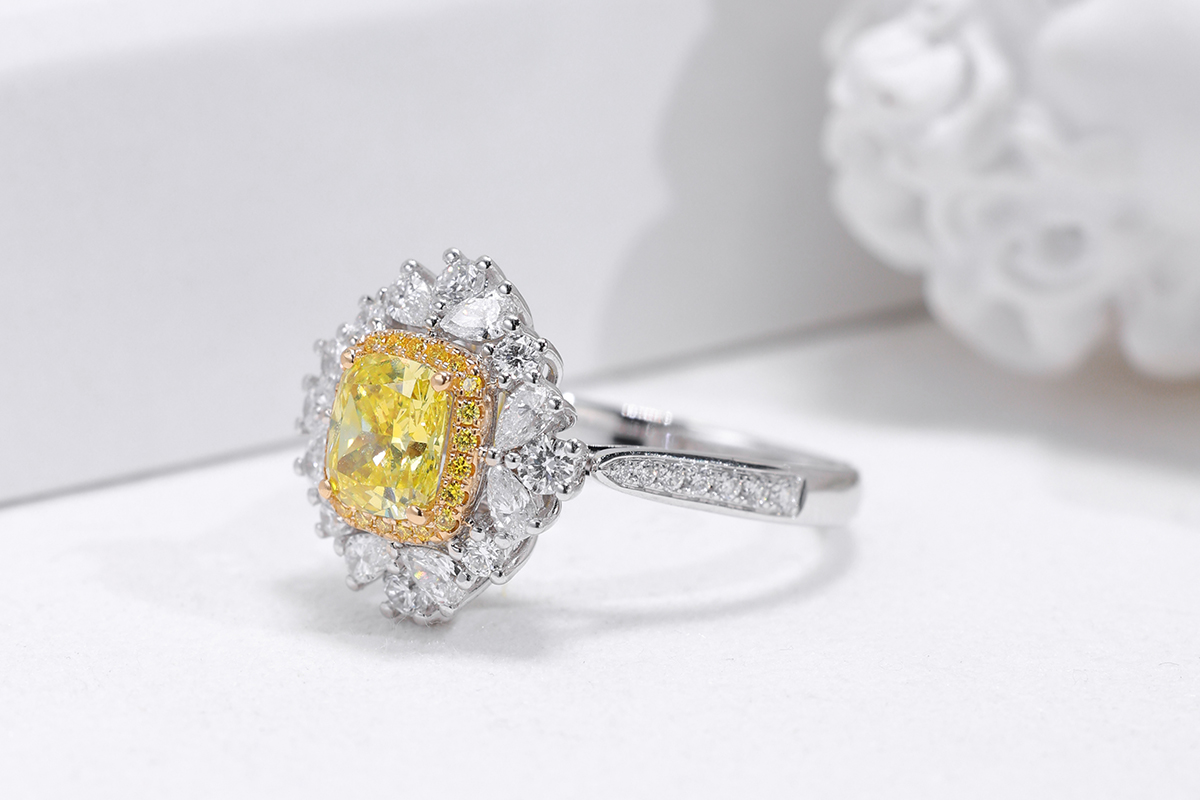 Selecting the Perfect Engagement Ring for Your Hand Size: A Complete Guide