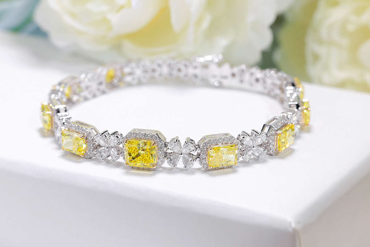 How to Pack Diamond Jewelry for a Glamorous Vacation Look