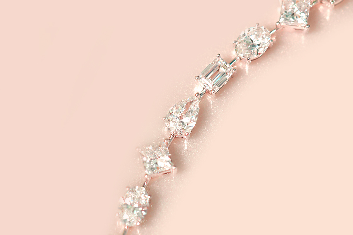 How to Pair Diamond Jewelry with Fedoras and Sunhats for a Chic Look