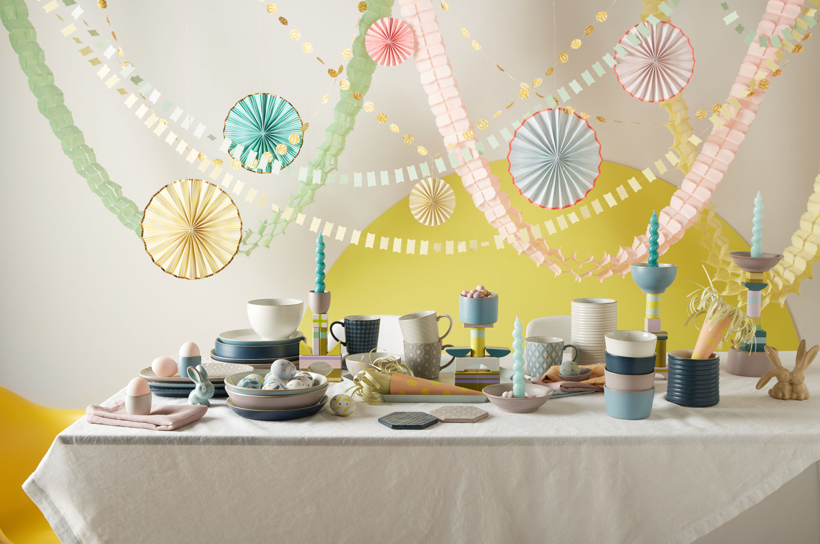 Bright and cheerful pastel tableware for Easter Bright and cheerful pastel tableware for Easter