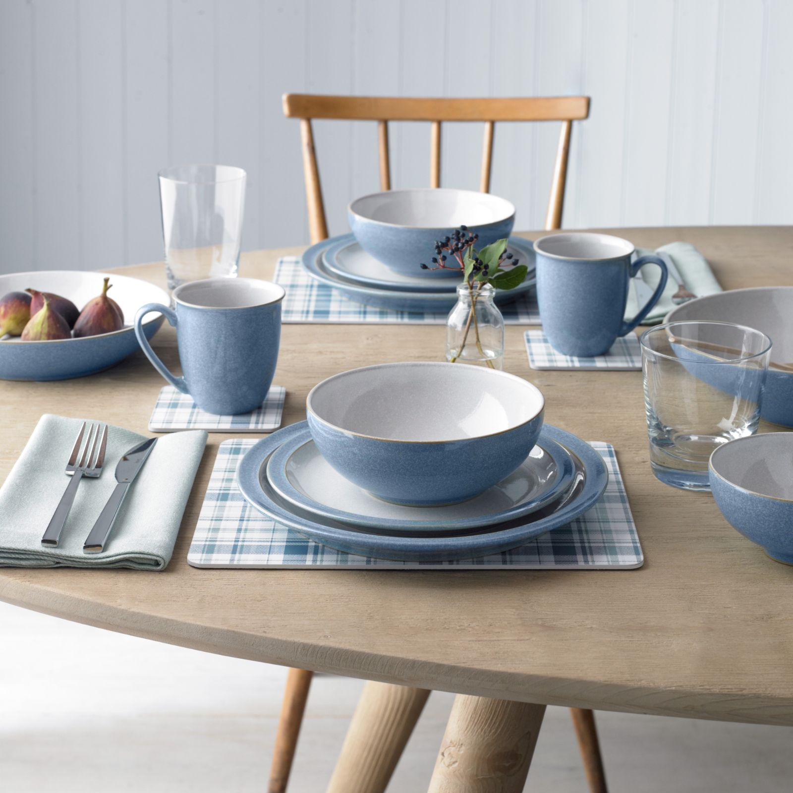 Bright and cheerful pastel tableware for Easter