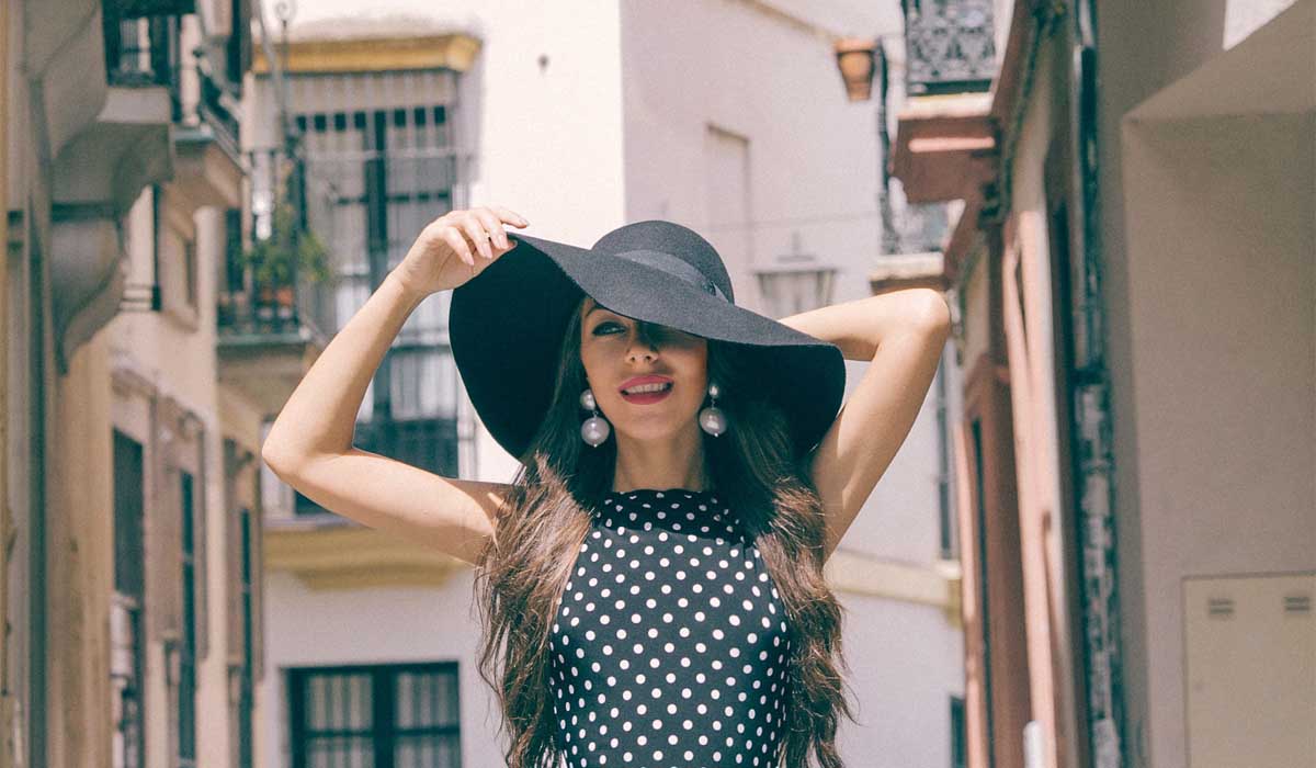 Femme portant une capeline noire