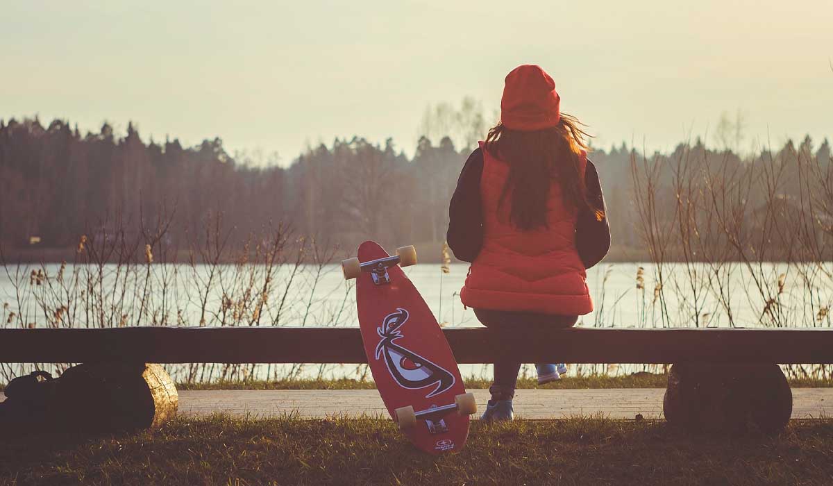 Femme sur un banc portant un bonnet