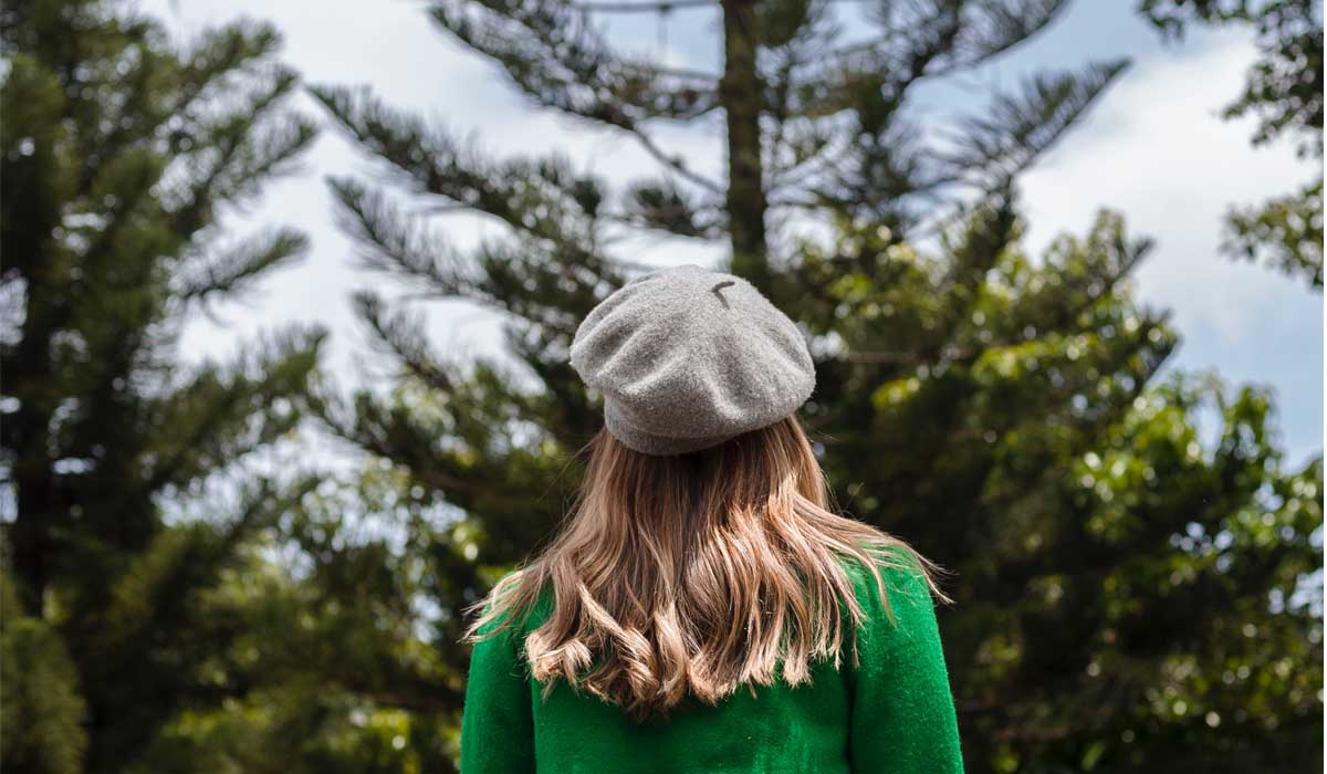 Femme portant un B&eacute;ret Gris