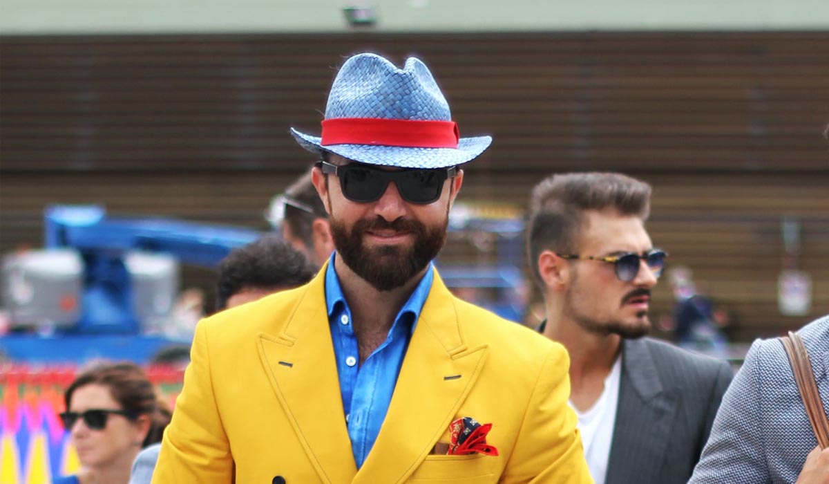 Homme portant un chapeau trilby