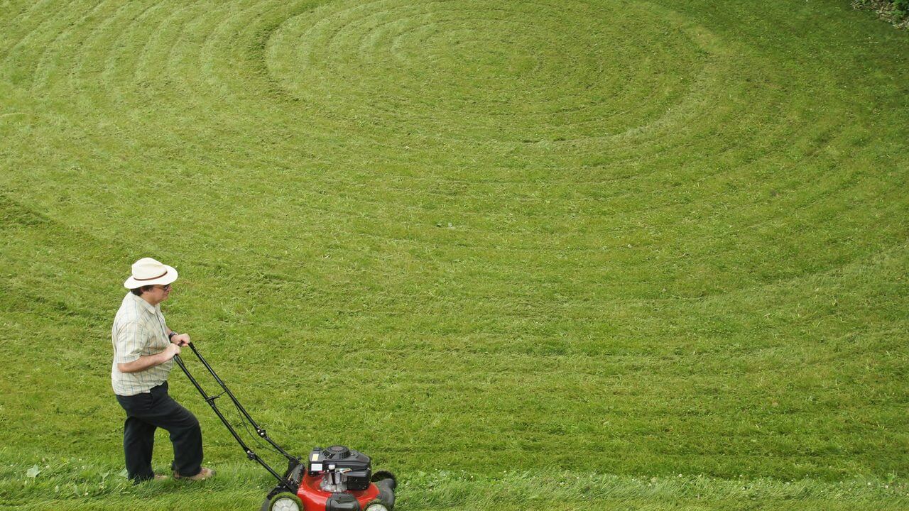Circular mowing pattern