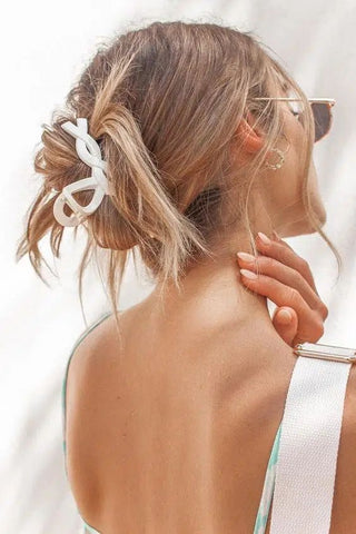 Elegant white dress girl with white emijay sale hair claw clips durable, lightweight, and perfect for thick hair . Ideal for effortless everyday hairstyles.