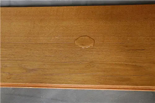 Drops of water on the teak, after a period of time to dry and no water stains