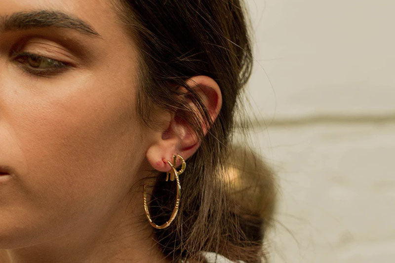 How To Style Your Hair With Hoop Earrings
