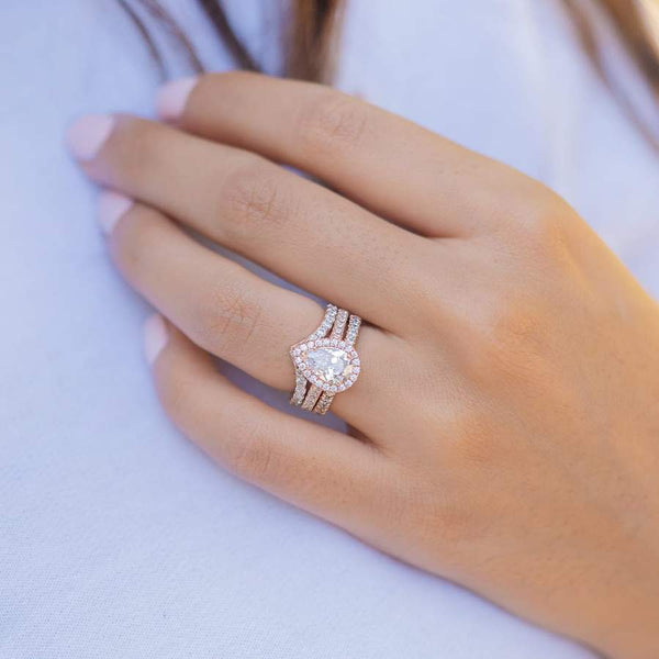 Gorgeous Pear-Shaped Moissanite Ring Set