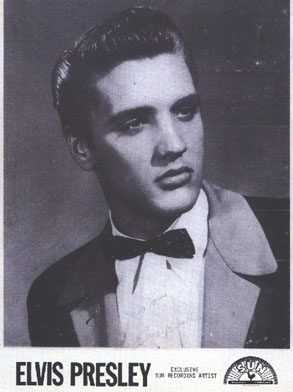 Elvis Presley – Klassische Pompadour-Frisur